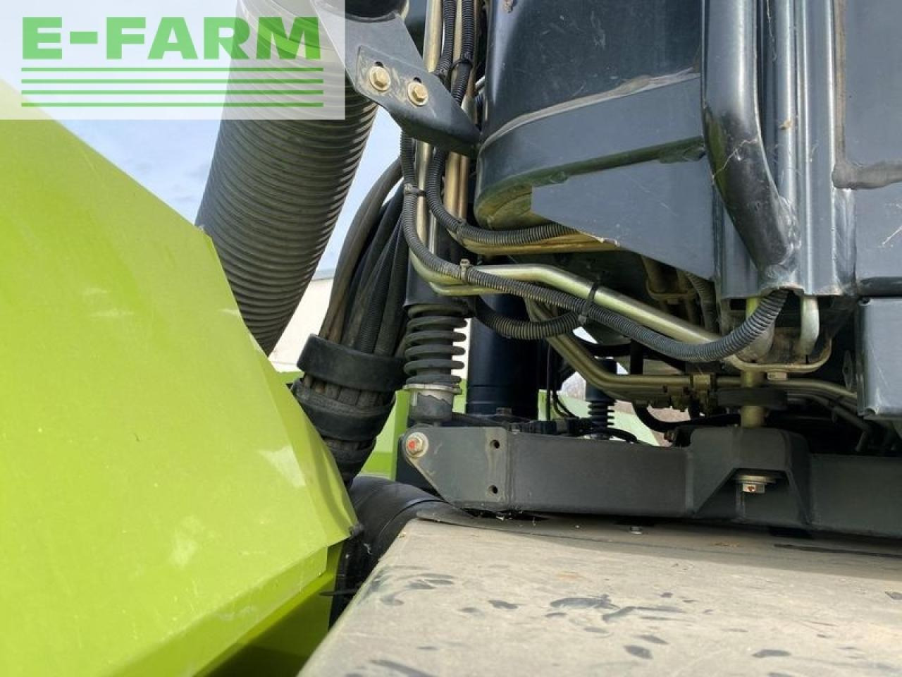 Farm tractor CLAAS xerion 3800 vc: picture 26