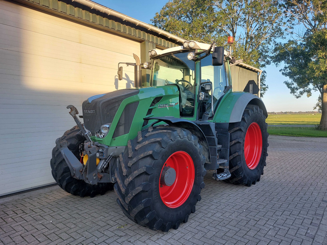Farm tractor FENDT 828 Vario SCR profi plus - RUFA: picture 2