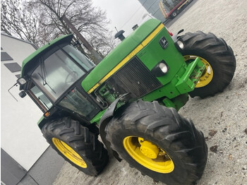 Farm tractor John Deere 3050: picture 1