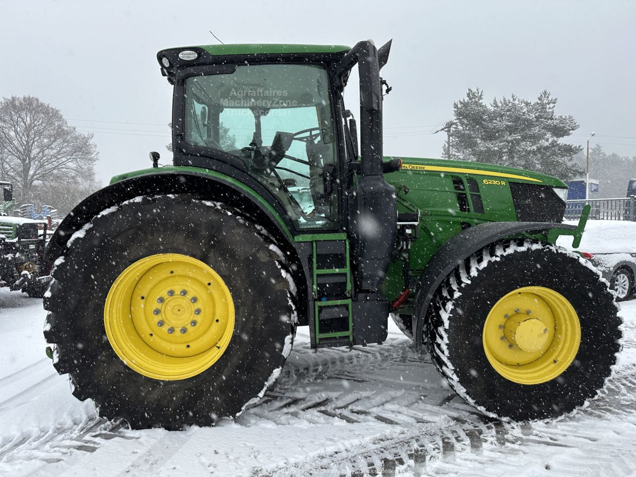 Farm tractor John Deere 6230R: picture 7