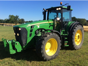 Farm tractor John Deere 8230: picture 1