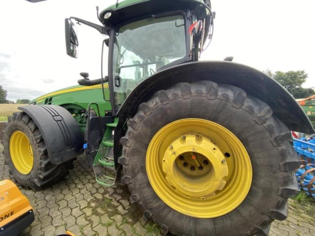 Farm tractor John Deere 8320R: picture 5