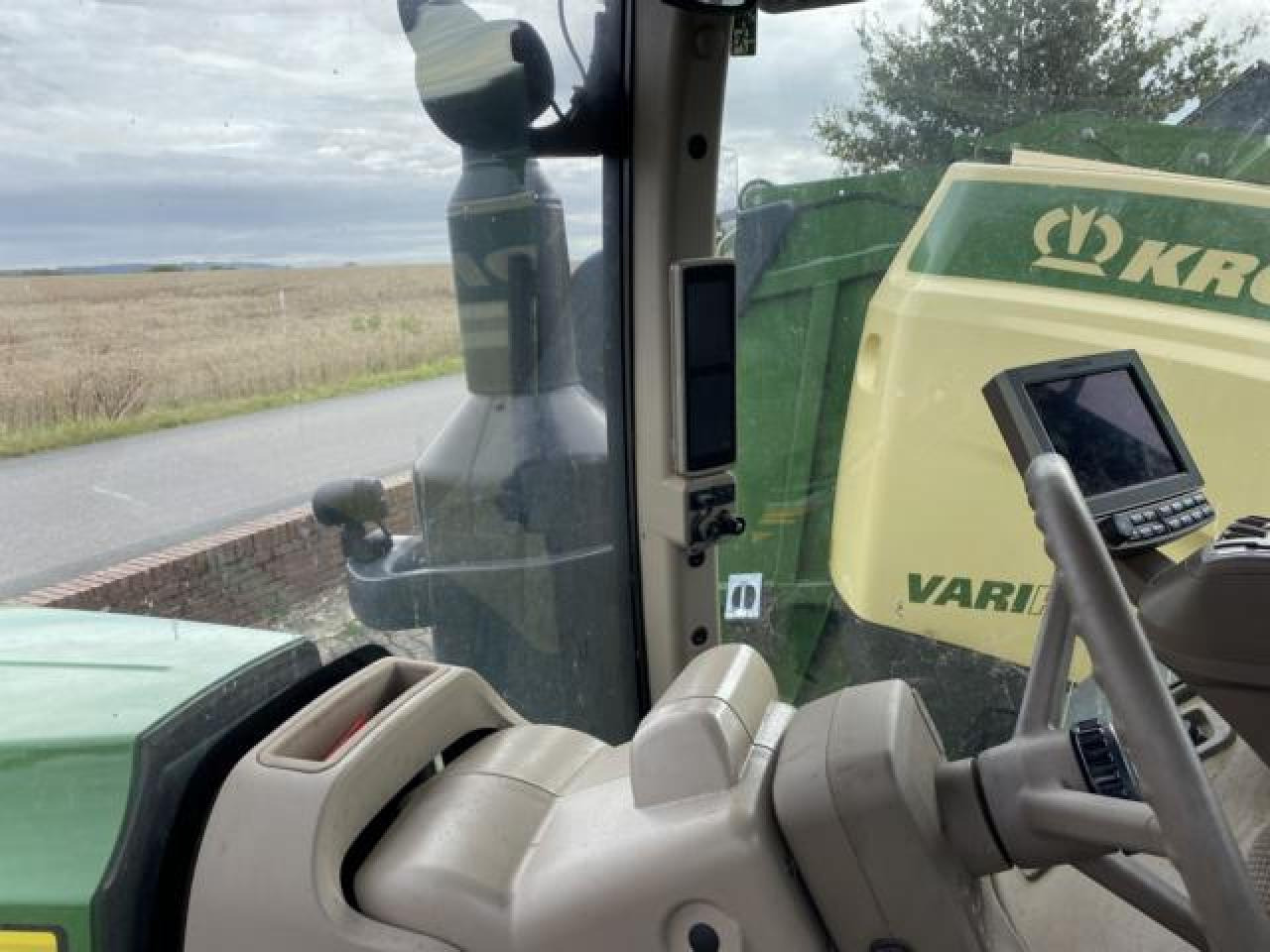 Farm tractor John Deere 8320R: picture 8