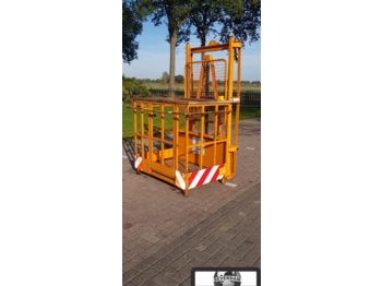 Attachment for Material handling equipment werkbak hefmast: picture 1