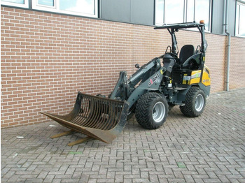 Compact track loader GIANT