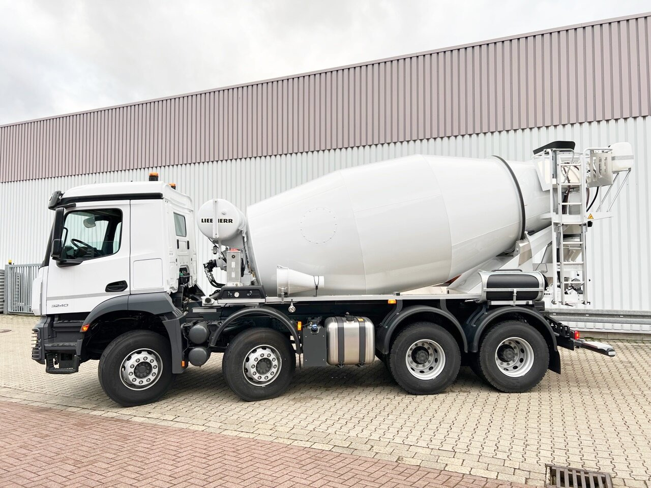 New Concrete mixer truck Mercedes-Benz Arocs 3240 B 8x4/4 Arocs 3240 B 8x4/4, Liebherr HTM 905 Mischer ca. 9m³, 3x VORHANDEN , Multimedia Cockpit, Navi: picture 2