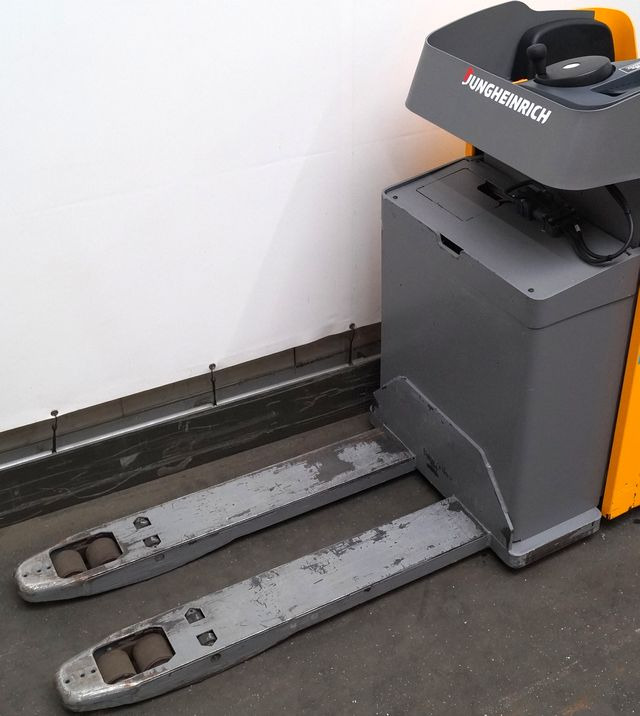 Pallet truck Jungheinrich ESE120