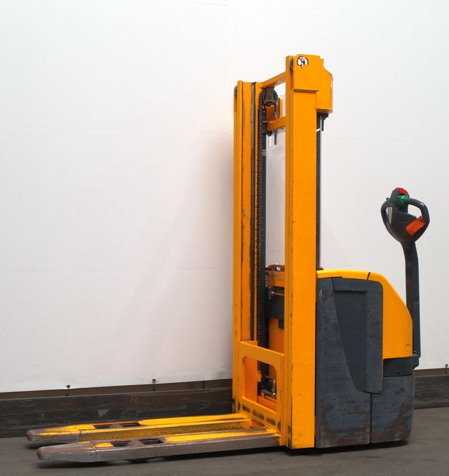 Stacker Jungheinrich EJC214
