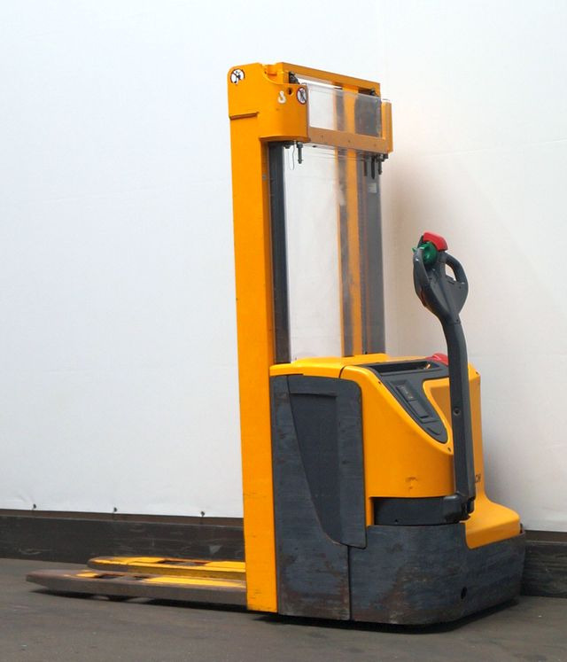 Stacker Jungheinrich EJC214