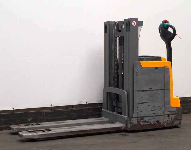 Stacker Jungheinrich EJD220