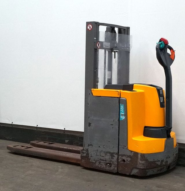 Stacker Jungheinrich EJD220