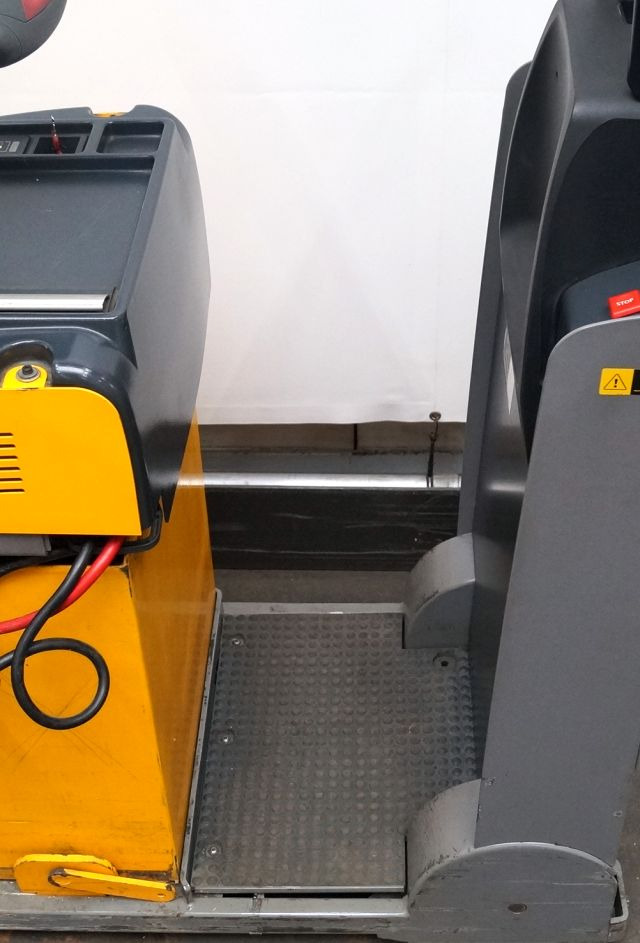 Tow tractor Jungheinrich EZS130