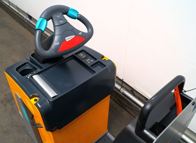 Tow tractor Jungheinrich EZS130