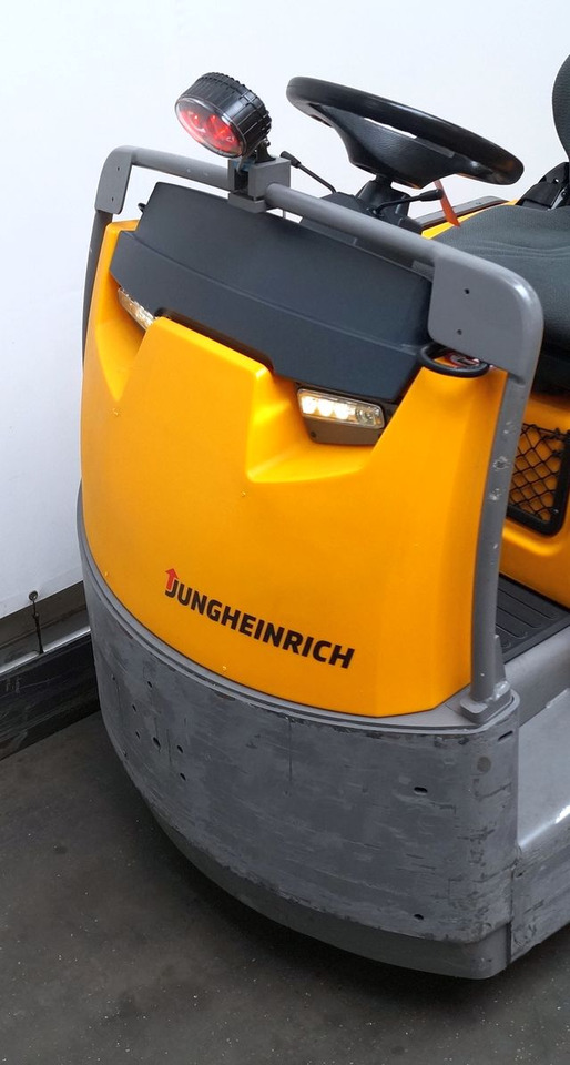 Tow tractor Jungheinrich EZS570