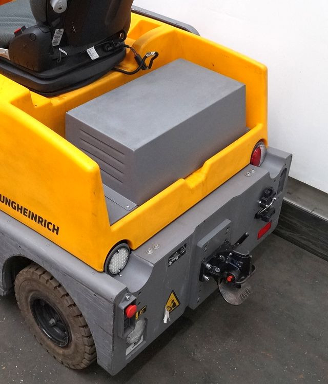 Tow tractor Jungheinrich EZS570