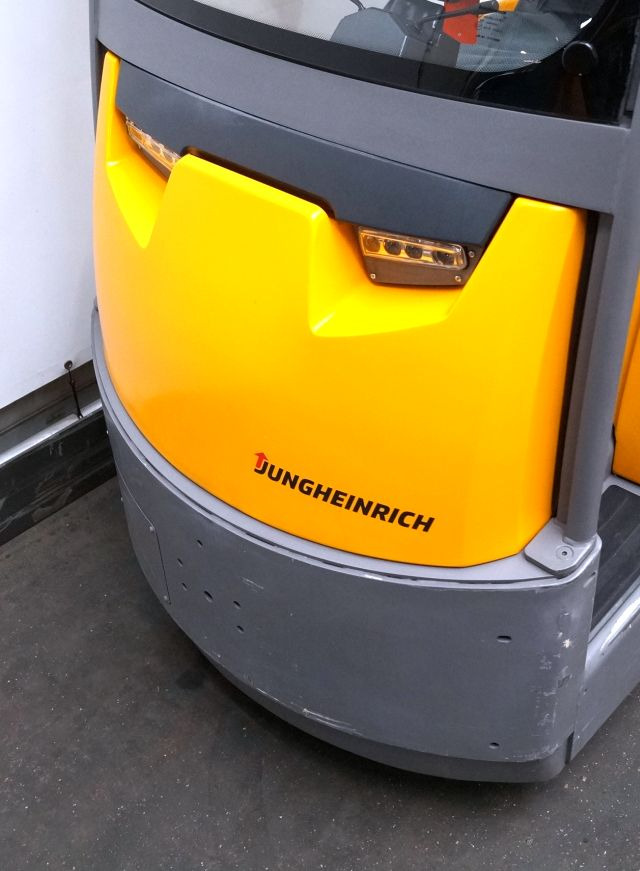 Tow tractor Jungheinrich EZS570