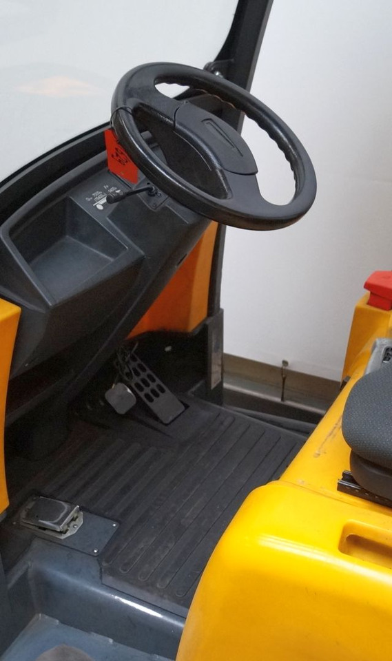 Tow tractor Jungheinrich EZS570