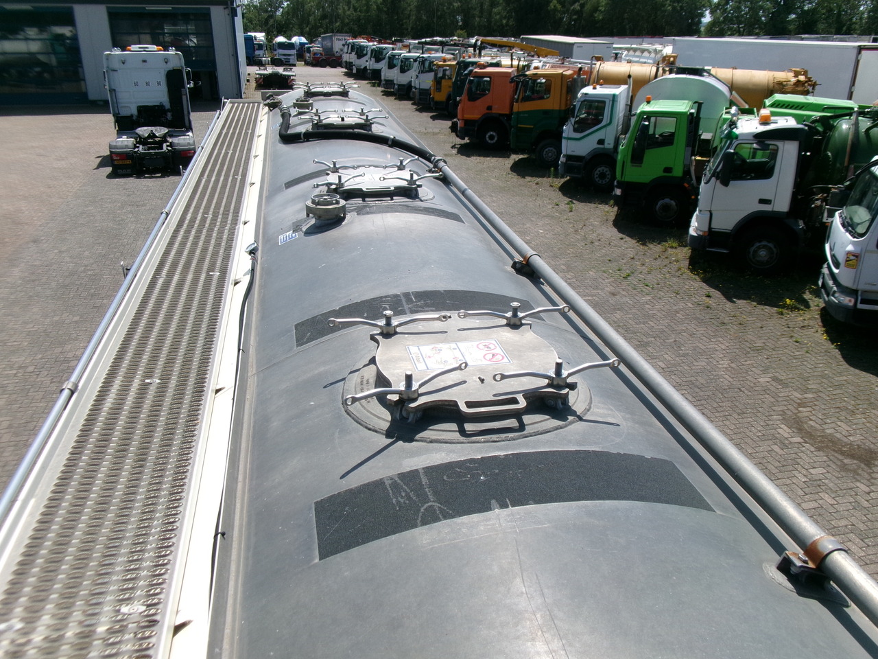 Tanker semi-trailer for transportation of flour Feldbinder Powder tank alu 60 m3 (tipping): picture 15