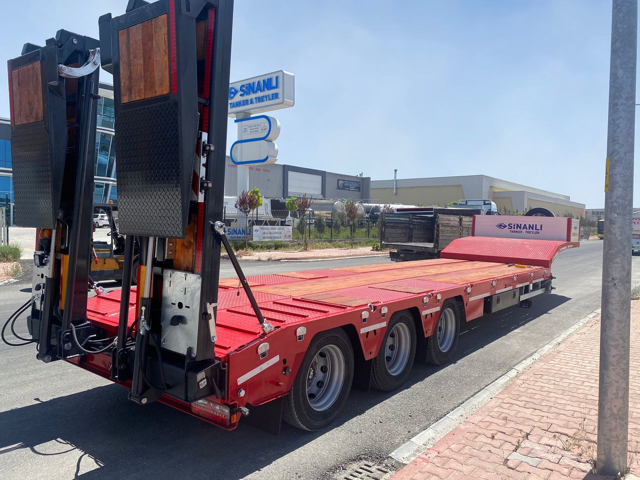 New Low loader semi-trailer Lowbed Sinan Trailer Lowbed 3 axle: picture 3