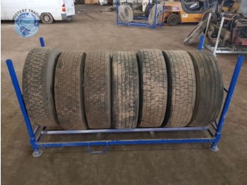 Tire Michelin 315/70 R22.5: picture 1