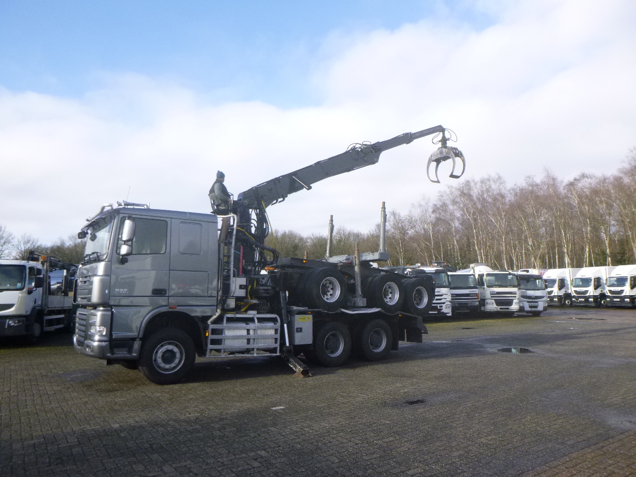 Tractor unit D.A.F. XF 105.510 6x4 + Loglift F281S83 crane / timber truck + dolly: picture 3