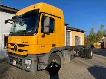 Container transporter/ swap body truck Mercedes-Benz - Actros 1832 LL BDF bis 7,45m erst 470tsd km
