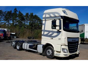 Container transporter/ Swap body truck DAF XF 105.460: picture 1