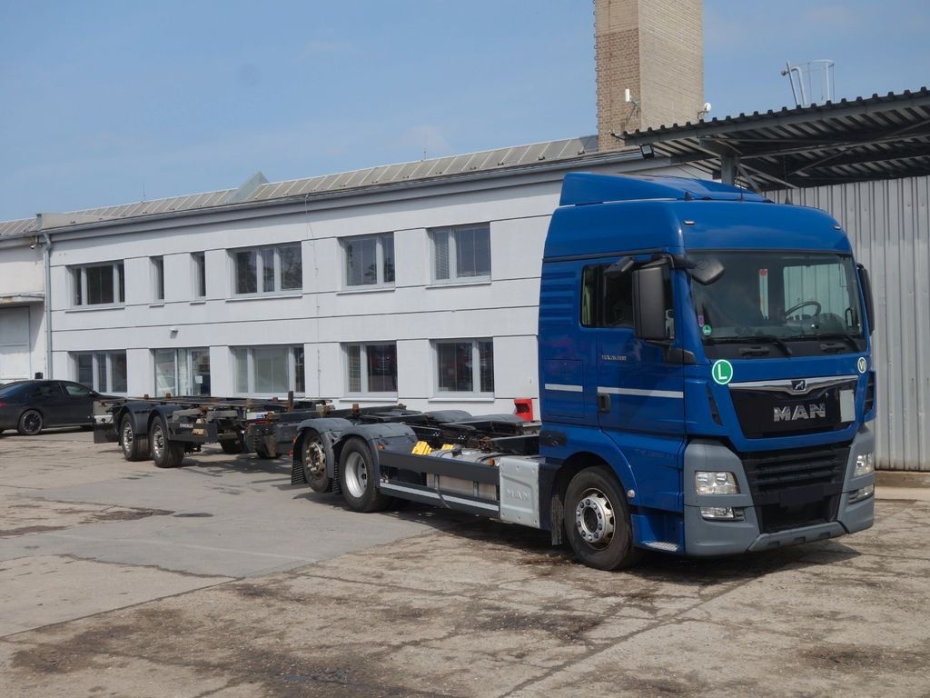 Container transporter/ Swap body truck MAN TGX 500 6x2 + Krone: picture 2