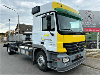 Container transporter/ Swap body truck Mercedes-Benz 1832 L Actros BDF Fahrschule (NO 1844/46/2541): picture 1