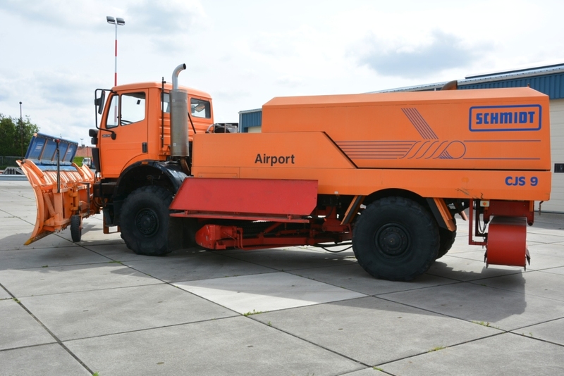 Cab chassis truck, Ground support equipment Mercedes SK 2031 4x4x4 Schmidt CJS9 airport sweeper snow plough: picture 2