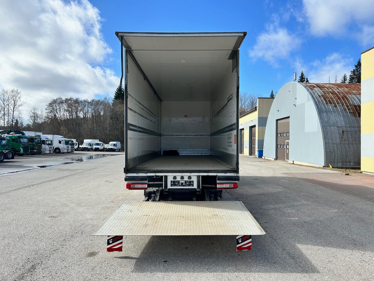 Box truck RENAULT T380: picture 6