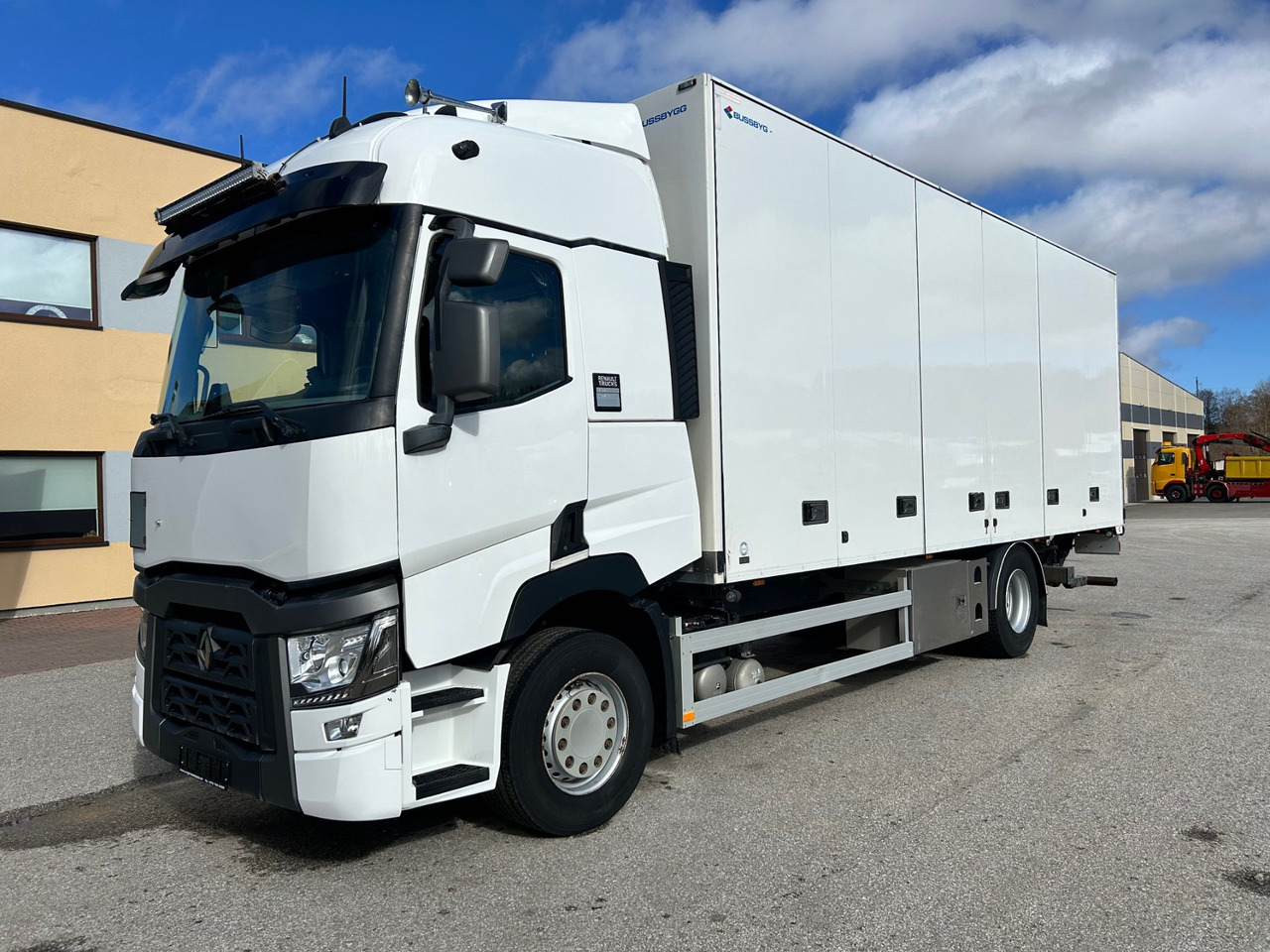 Box truck RENAULT T380: picture 3