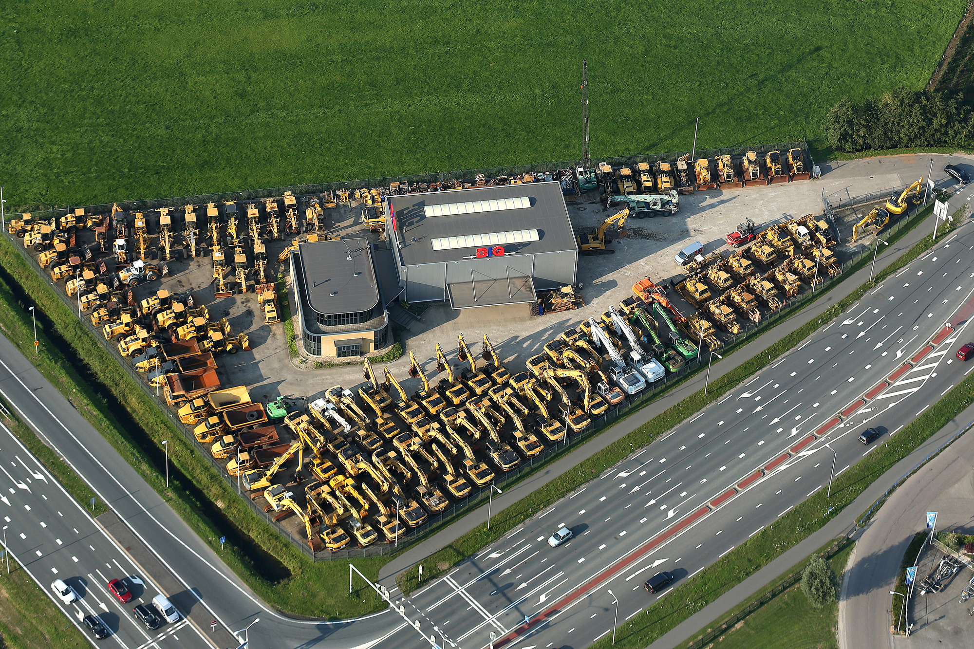 Big Machinery B.V. - Trucks - Year: 2008 undefined: picture 3