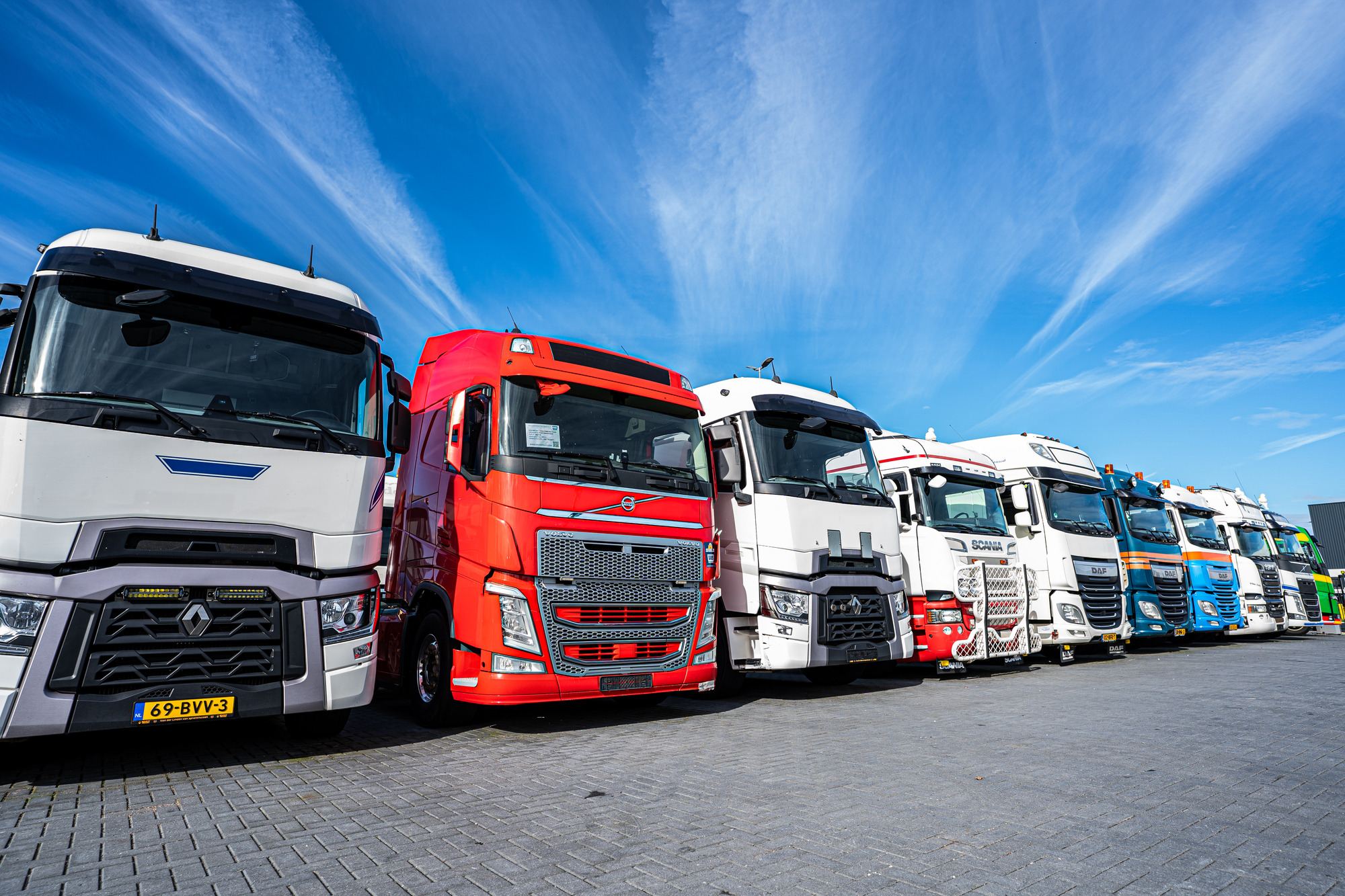 LVS Used TRUCKS - Tractor units - Year: 2011 undefined: picture 1
