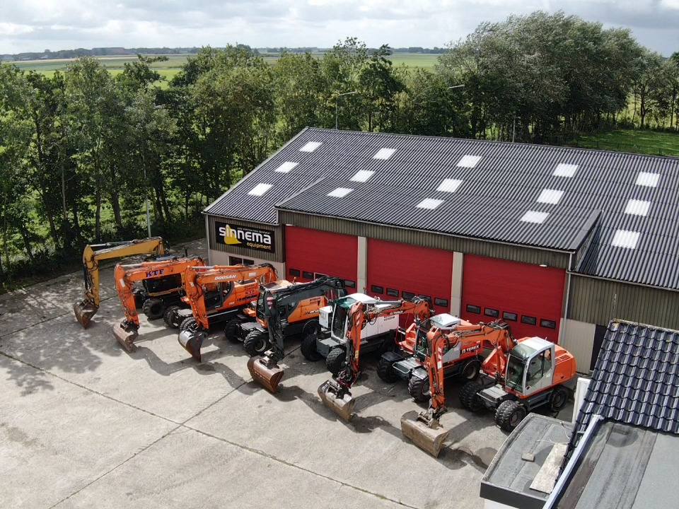 Sinnema Equipment BV - vehicles for sale undefined: picture 1