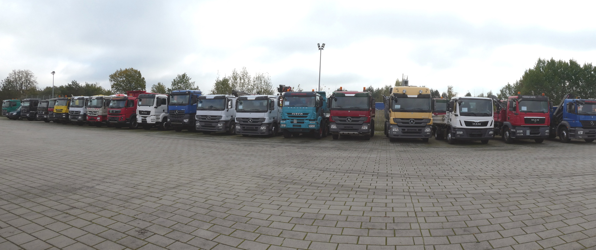 Henze Truck GmbH - Dropside/ Flatbed trailers undefined: picture 1