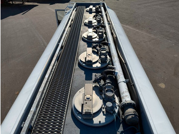 Interior photo 1: Tanker truck Volvo FM460 8x2*6 24.000 l. ADR Tank Volvo FM460 8x2*6 24.000 l. ADR Tanktruck