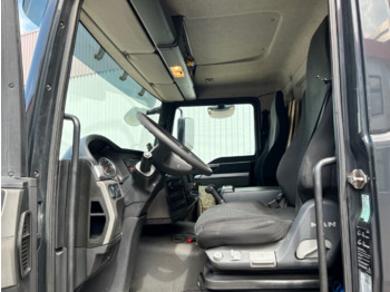 Interior photo 1: Box truck MAN TGL 12.220 4X2 BL TGL 12.220 4X2 BL mit MBB LBW 1500K