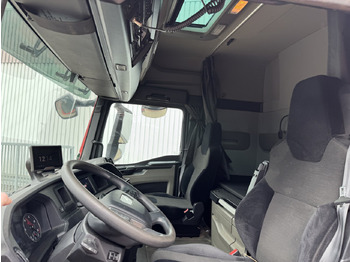 Interior photo 1: Hook lift truck MAN TGX 26.470 6X2-4 BL TGX 26.470 6X2-4 BL, Lenk-/Liftachse, XLX-Fahrerhaus, VDL Abrollanlage 7m Interior photo 1: Hook lift truck MAN TGX 26.470 6X2-4 BL TGX 26.470 6X2-4 BL, Lenk-/Liftachse, XLX-Fahrerhaus, VDL Abrollanlage 7m