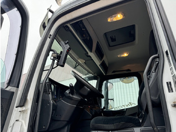 Interior photo 1: Hook lift truck Mercedes-Benz Antos 2536 L 6x2 Antos 2536 L 6x2, Liftachse, Hiab XR 21S61 bis 7 m Container