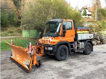 Snow removal vehicle UNIMOG U300