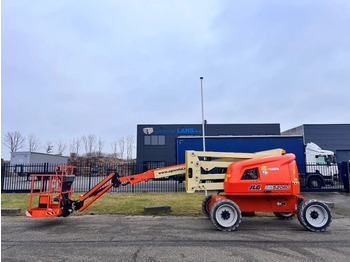 Articulated boom lift JLG