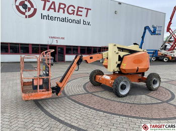 Articulated boom lift JLG