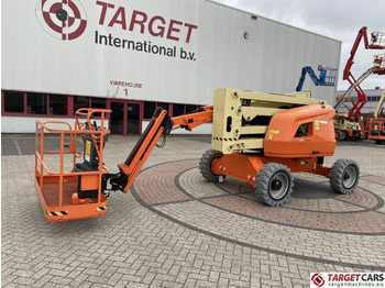 Articulated boom lift JLG