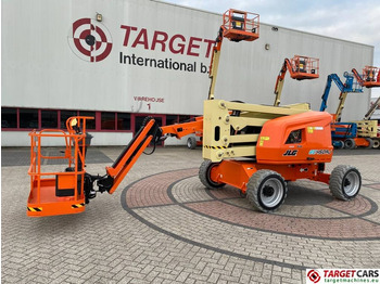 Articulated boom lift JLG