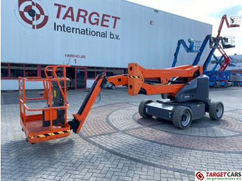 Articulated boom lift JLG