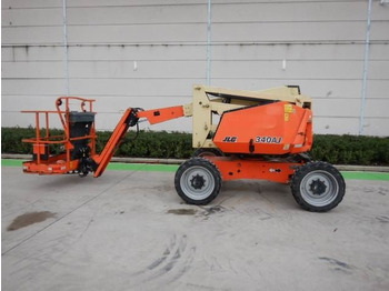 Articulated boom lift JLG