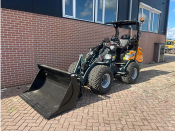Compact track loader GIANT
