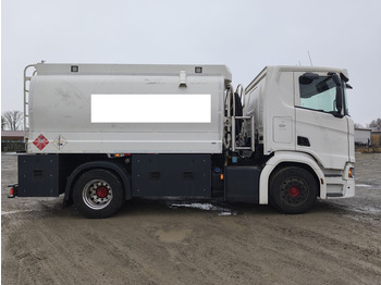 Tanker truck Scania R450: picture 4