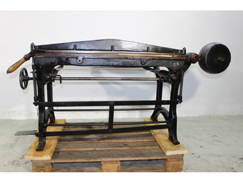 Paper cutting machine